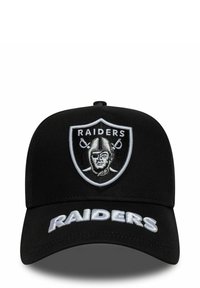 Gorra de béisbol negra con un logo de los Raiders bordado en la parte frontal, con la palabra "RAIDERS" en letras blancas en negrita en la visera.