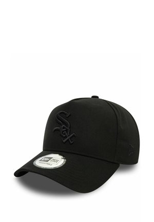 Gorra de béisbol negra hecha de tela con un logo bordado en la parte frontal, visera curva y correa ajustable en la parte posterior.