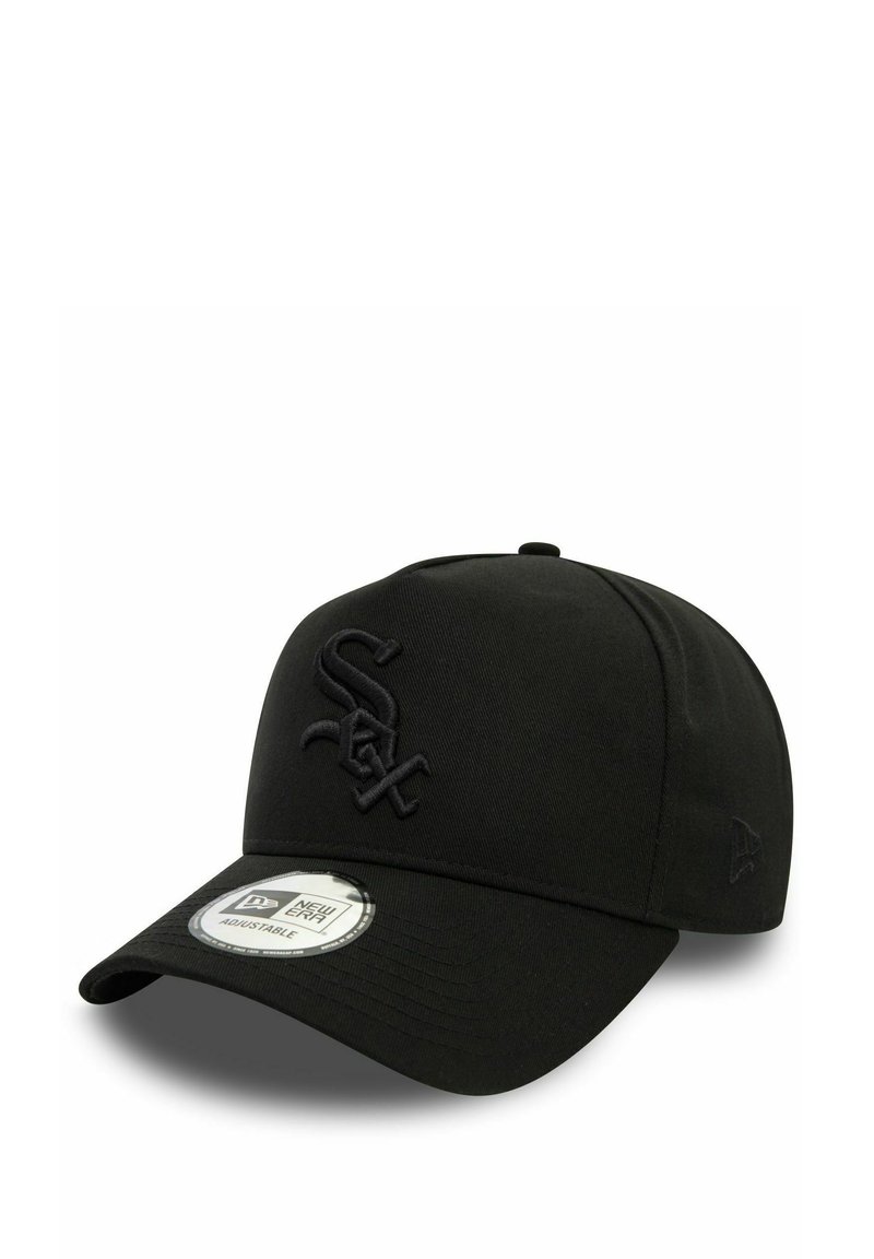 Gorra de béisbol negra hecha de tela con un logo bordado en la parte frontal, visera curva y correa ajustable en la parte posterior.