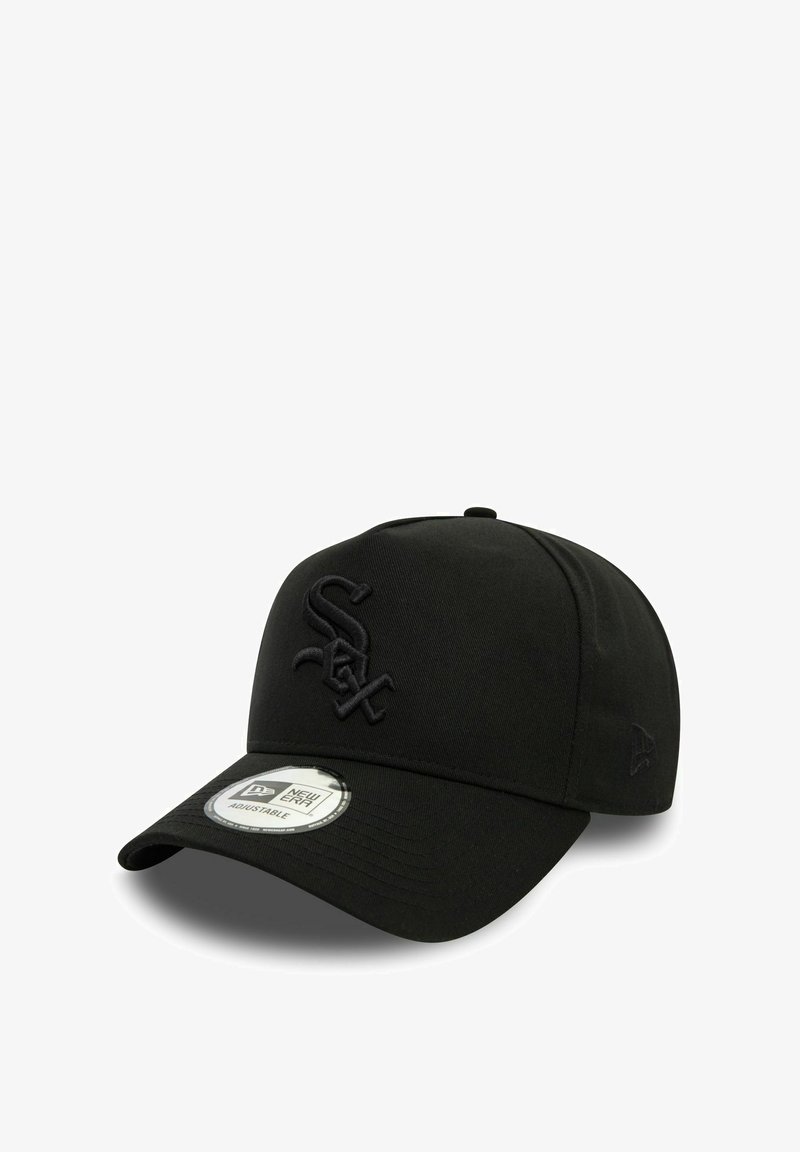 Schwarze Baseballmütze aus Stoff mit einem gestickten Logo auf der Vorderseite, einem gebogenen Schild und einem verstellbaren Riemen auf der Rückseite.