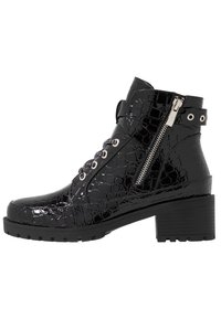 Bottines en cuir verni noir avec une texture crocodile, fermeture éclair sur le côté, devant lacé et talon épais. Présente des accents en métal.