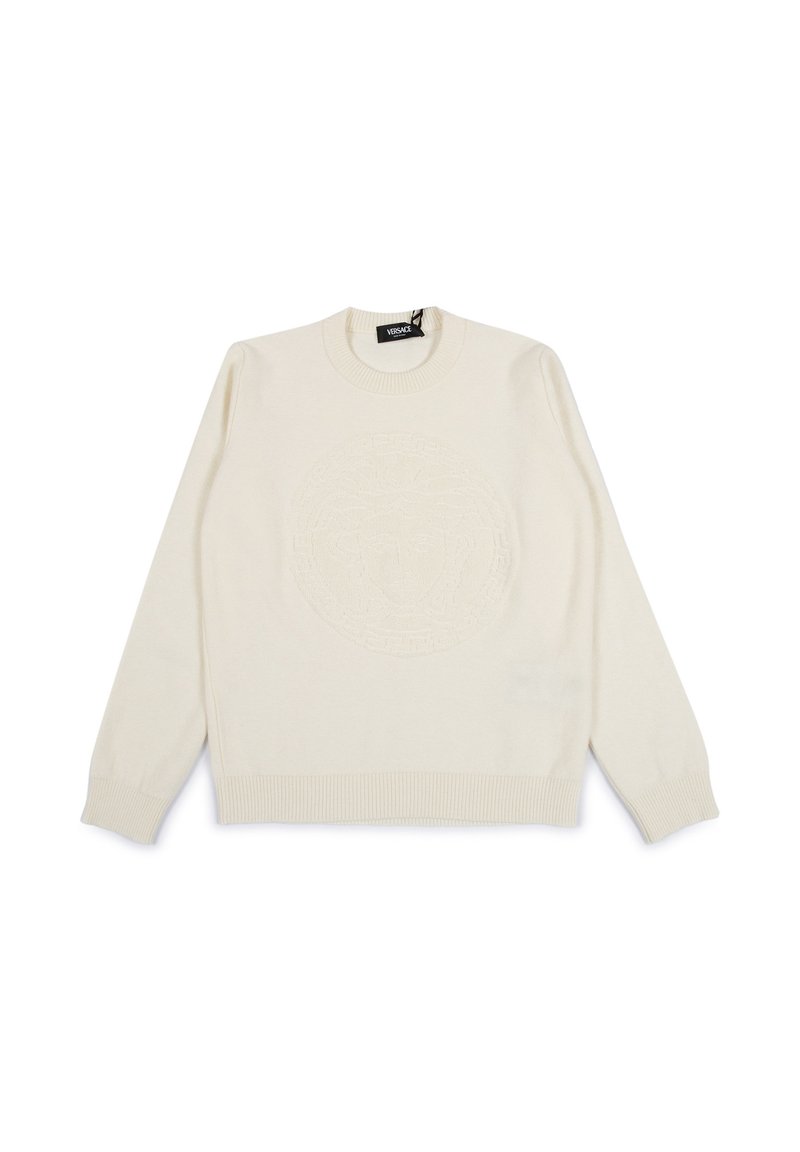 Maglione a maniche lunghe color crema con collo a giro e polsini e orlo a coste, caratterizzato da un discreto emblema della testa di Medusa in rilievo sul davanti.