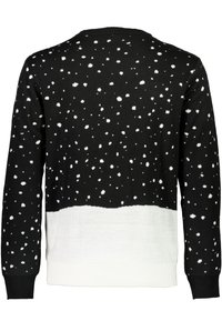 Pull noir avec des speckles blancs, texture tricotée, col ras du cou, et une partie inférieure entièrement blanche. Poignets et ourlet côtelés.