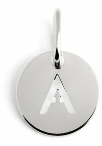 Portachiavi rotondo in metallo argentato con una finitura lucida e un design a intaglio di una "A" al centro, attaccato tramite un anello per un facile fissaggio.