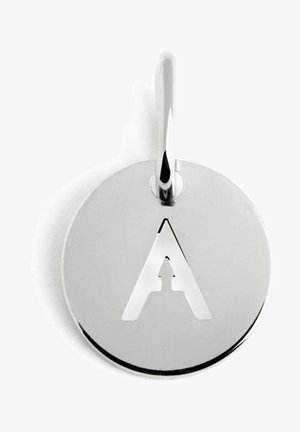 Rund sølvmetal nøglering med en poleret overflade og et udskåret design af et "A" i midten, fastgjort med en løkke for nem vedhæftning.