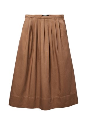 Jupe plissée marron mi-longue avec une taille ajustée et des poches latérales, réalisée en tissu texturé.
