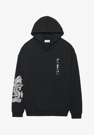 Schwarzer Hoodie mit einer großen weißen Drachengrafik auf dem linken Ärmel und weißem japanischen Text auf der Vorderseite, ausgestattet mit einer Kängurutasche.