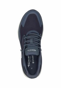 Marineblaue Sportschuh mit Mesh-Obermaterial, runder Zehenpartie und kontrastierenden grauen Akzenten. Verfügt über Schnürsenkel und eine gepolsterte Innensohle.