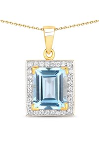 Guldpendant med en smaragdskåret lyseblå sten i midten, omgivet af små klare krystaller i en rektangulær sølvramme. Kæde inkluderet.