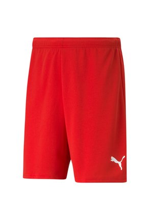 Czerwone spodenki sportowe wykonane z lekkiego materiału, z elastycznym pasem w talii i białym logo Pumy na dolnej lewej części. Gładka tekstura.