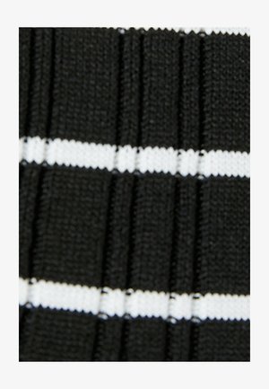 Czarna tkanina w poziome białe paski, z teksturowanymi wypustkami. Paski mają różną szerokość i tworzą efekt wzoru.