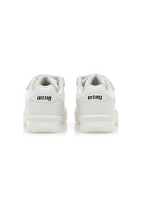 Zapatillas blancas con parte superior de cuero suave, collar acolchado y correa de velcro. Presentan una suela de goma texturizada y un logo negro en el talón.
