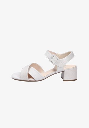 Witte stoffen open-teenspandalen met kruislings bevestigde banden, verstelbare enkelsluiting en een chunky hak. Soepele textuur met minimale details.