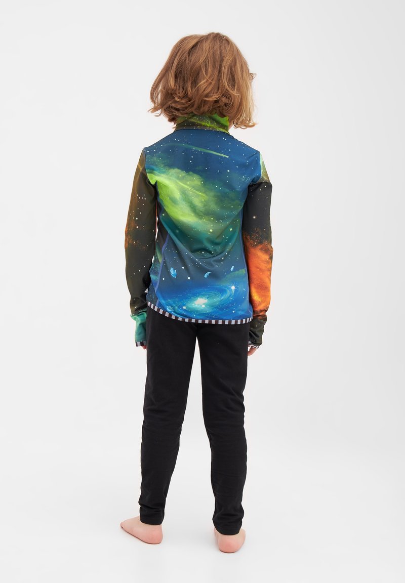 Langærmet skjorte med et galaksedesign i grøn, blå, orange og sort, parret med sorte leggings. Blødt stof, slank pasform.
