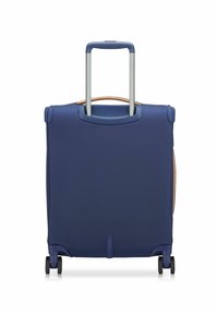 Valigia blu navy con superficie testurizzata, doppie ruote, manico estensibile argentato e manico superiore integrato.