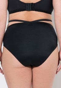 Mutande nere a vita alta con una texture liscia, caratterizzate da strap crisscross e un design senza cuciture per un aspetto elegante.