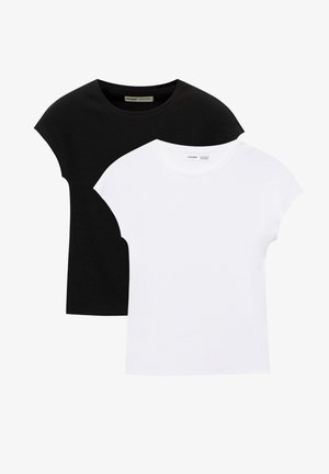 Dve jednoduché tričká s krátkym rukávom a okrúhlym výstrihom, jedno čierne a jedno biele, vrstvené s bielou košeľou vpredu.