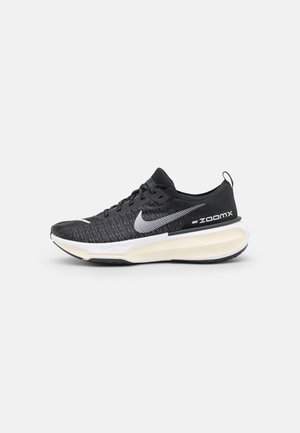 ZOOMX INVINCIBLE RUN FK 3 - Neutrální běžecké boty - black/white/dark grey/coconut milk