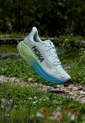 HOKA, CHALLENGER 8 - Trailové bežecké topánky - glimmering blue / tart apple