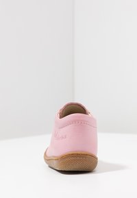 Růžová kožená dětská bota s nízkým profilem, kulatou špičkou a gumovou podrážkou. Obsahuje prošívané detaily a logo na patě.