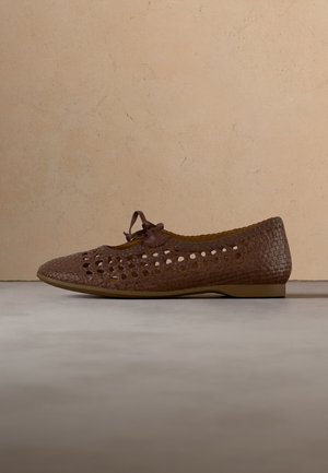 Brauner geflochtener flacher Lederschuh mit Cut-out-Design und Schleifendetail oben, auf neutralem Hintergrund präsentiert.