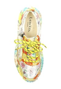 Sneaker coloré avec un dessus à motif floral, des lacets jaunes, des accents métalliques, et une semelle en caoutchouc texturée avec une bordure florale.