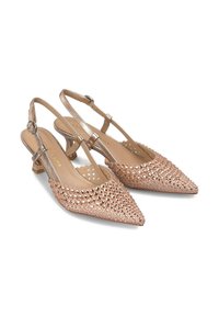 Scarpe slingback color rosa oro con punta appuntita, decorate con borchie metalliche, dotate di tacco basso a blocco e bordo scallopato sulla soletta.