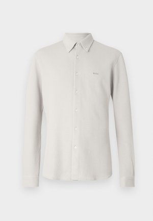 Világosszürke, texturált anyagú, gombos ing gallérral és hosszú ujjakkal; a mellrészen diszkrét "BOSS" logóval.