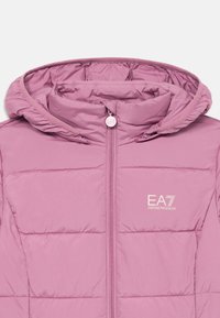 Roza oblazna jakna s kapuco, sprednjim zadrgo in belim logotipom EA7 Emporio Armani na prsih.