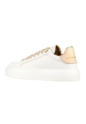 Sneaker bianca in pelle con finitura liscia, dettagli dorati sulla linguetta e sul tallone, e una suola in gomma spessa. Presenta lacci e cuciture beige.