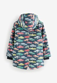 Veste de pluie pour enfants en bleu marine, mettant en avant un imprimé de voitures coloré. Fabriquée en matériau résistant à l'eau, avec une capuche et des poignets élastiques.