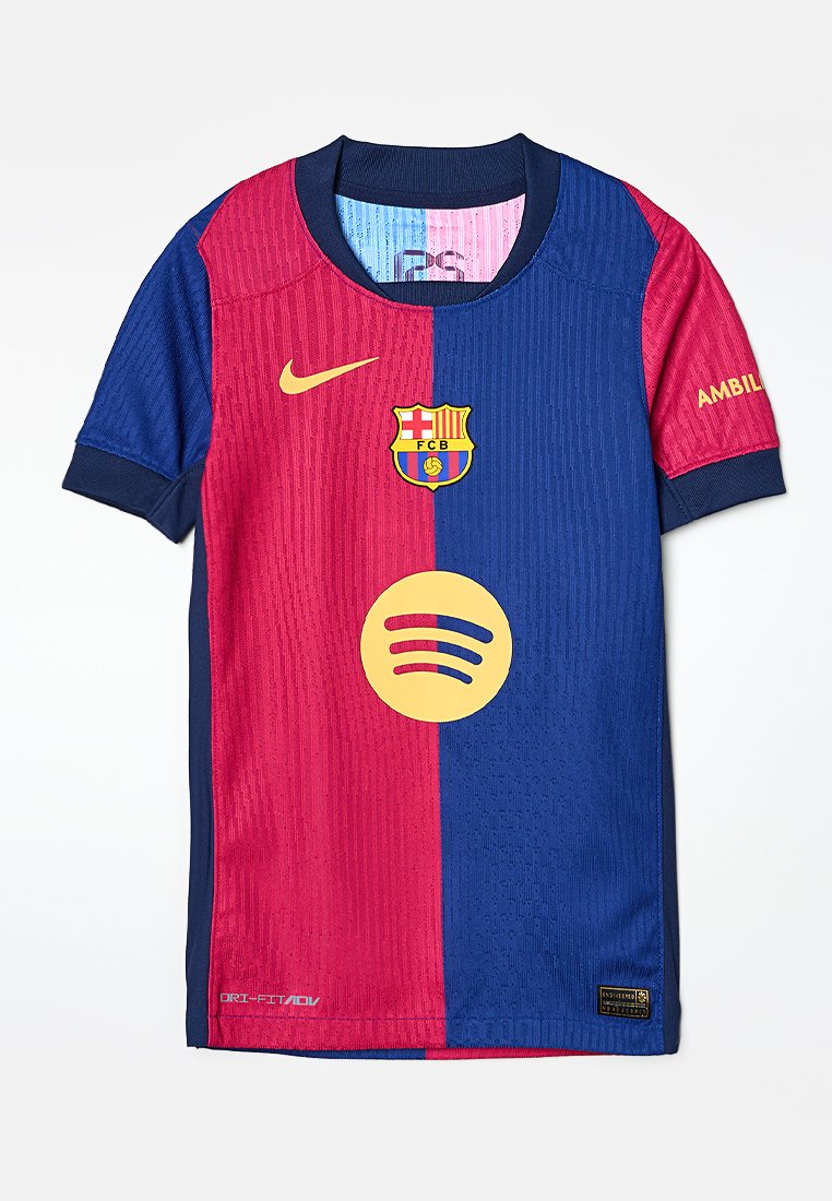 Koszulka FC Barcelona w czerwono-niebieskich kolorach, z logiem Nike, emblematem klubu i grafiką Spotify. Materiał ma teksturowany wzór.