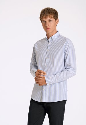 Camicia a maniche lunghe a righe blu chiaro e bianche, con colletto abbottonato, piastra frontale con bottoni e vestibilità rilassata. Polsini di un colore solido, senza motivi.