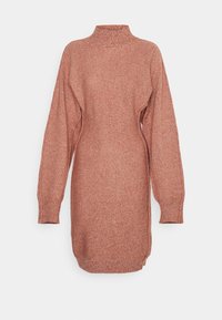 Robe en maille de couleur rouille avec un col haut, des manches longues et des fentes sur les côtés. Le tissu présente un motif texturé, offrant une apparence chaleureuse.