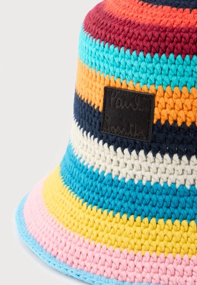 Κασκόλ κουβέρτας με οριζόντιες ρίγες σε κόκκινο, τιρκουάζ, πορτοκαλί, ναυτικό μπλε, λευκό, κίτρινο και ροζ, με μαύρο πατς λογότυπο Paul Smith.