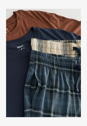 Drie kledingstukken: een bruine T-shirt, een marineblauwe T-shirt en een geruite loungebroek met blauwe, crèmekleurige en zwarte tinten, voorzien van een elastische tailleband.