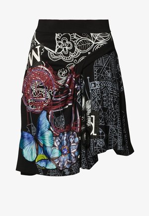 Czarna spódnica z abstrakcyjną białą sztuką linii, czerwonymi elementami graficznymi, dużymi niebieskimi motylami i niebieskim wzorem kwiatowym.