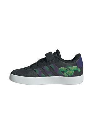 Scarpa da ginnastica nera con suola bianca, strisce verdi e viola, chiusura in velcro e grafica di Hulk sul lato che tiene un oggetto viola strappato.