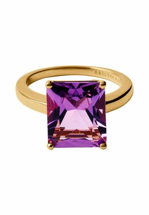 Anillo de oro con una piedra preciosa morada de corte cuadrado sostenida por cuatro garras en una banda lisa.