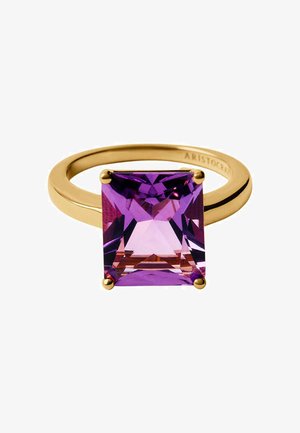 Anillo de oro con una piedra preciosa morada de corte cuadrado sostenida por cuatro garras en una banda lisa.