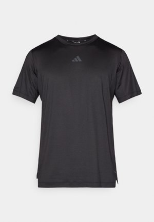 Tricou sport negru cu mâneci scurte, realizat dintr-un material ușor, cu guler rotund și un logo discret imprimat pe piept.