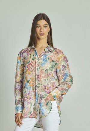 Camicia a bottoni floreale con maniche lunghe, realizzata in tessuto leggero. Presenta fiori multicolori su uno sfondo chiaro e una vestibilità morbida.