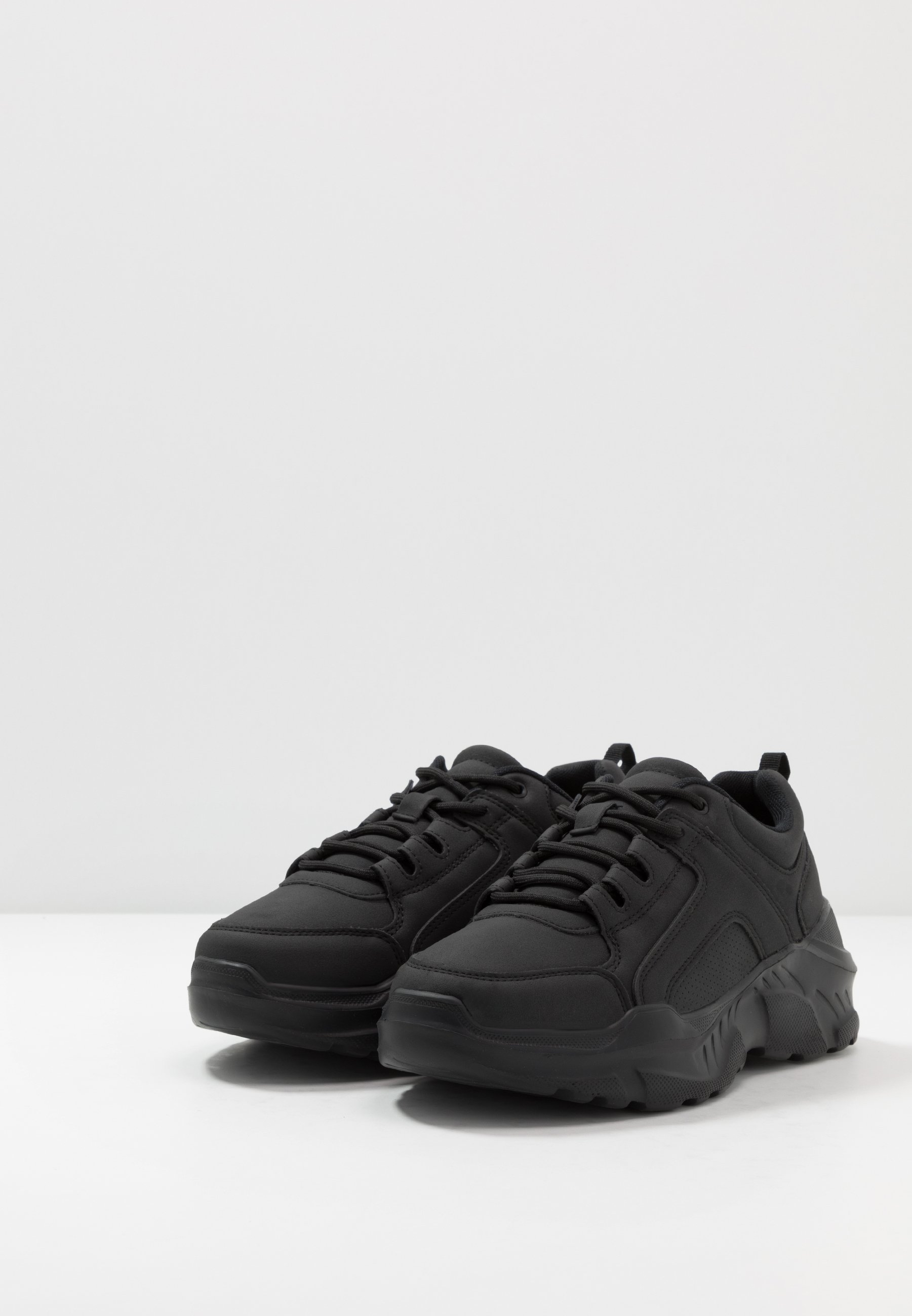 chunky sneakers sort