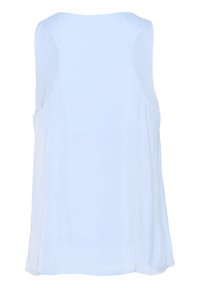 Débardeur bleu clair sans manches en tissu doux. Il présente un col rond, une coupe ample et des détails plissés sur les côtés.