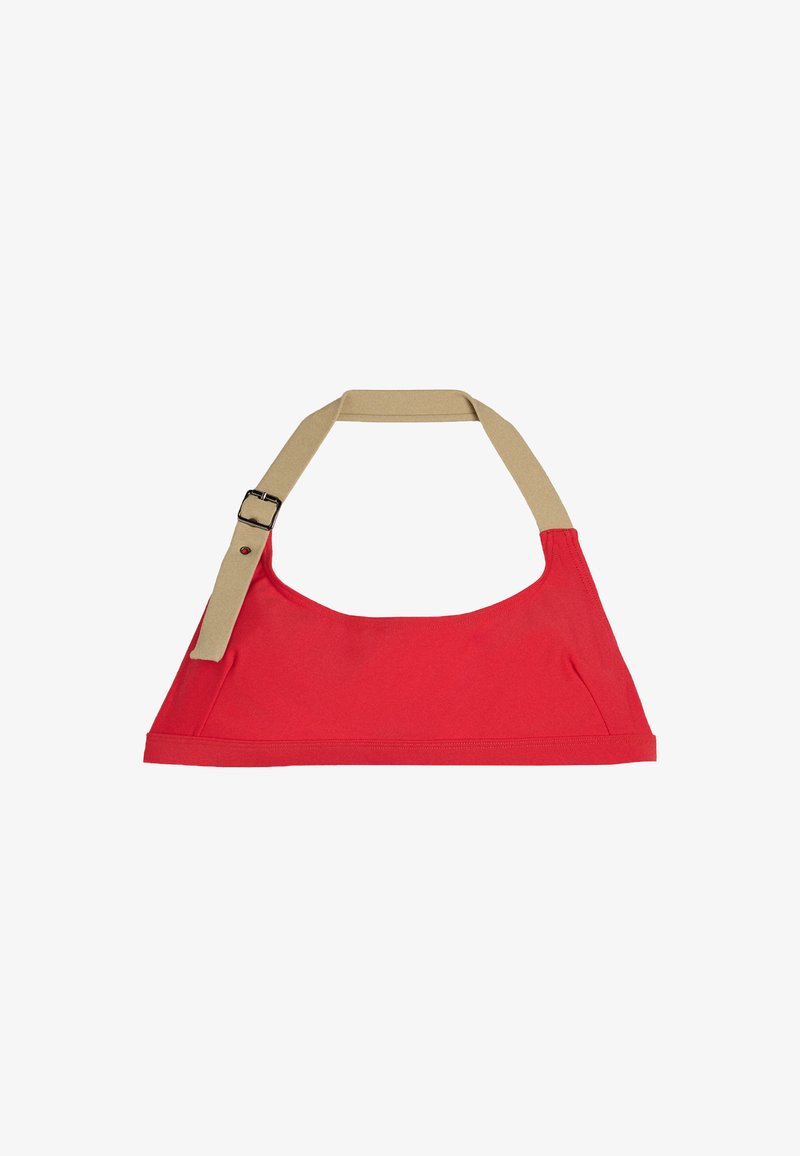 Czerwony top z halterem wykonany z gładkiego materiału, wyposażony w beżowy regulowany pasek z metalowym klamrą. Prosty design z miękką teksturą.