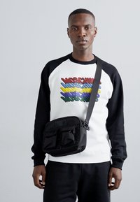 MOSCHINO BORSA TRACOLLA UNISEX - Plecu soma - fantasia nero