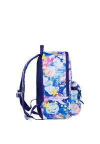 Uno zaino colorato presenta una base viola, vivaci motivi di nuvole e stelle, spallacci regolabili e una tasca laterale con chiusura a zip.