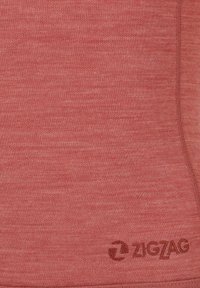 Rotes, meliertes Stofftanktop mit einer glatten Textur. Verfügt über eine genähte Naht und das "ZIGZAG"-Logo in einem dunkleren Farbton unten links.