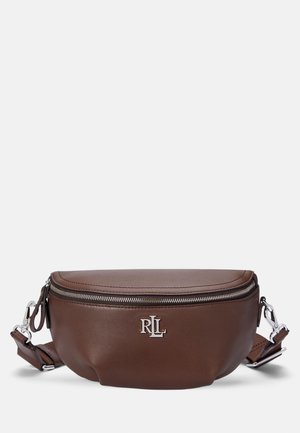 Sac banane en cuir marron avec fermeture éclair argentée et sangle ajustable, avec logo métallique RLL au centre devant.