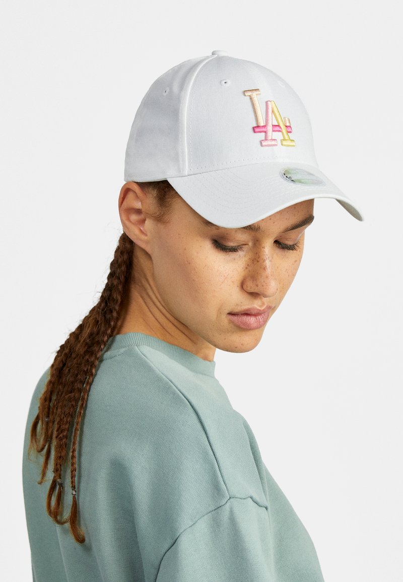 new-era-female-block-logo-9forty-lippalakki-white-valkoinen